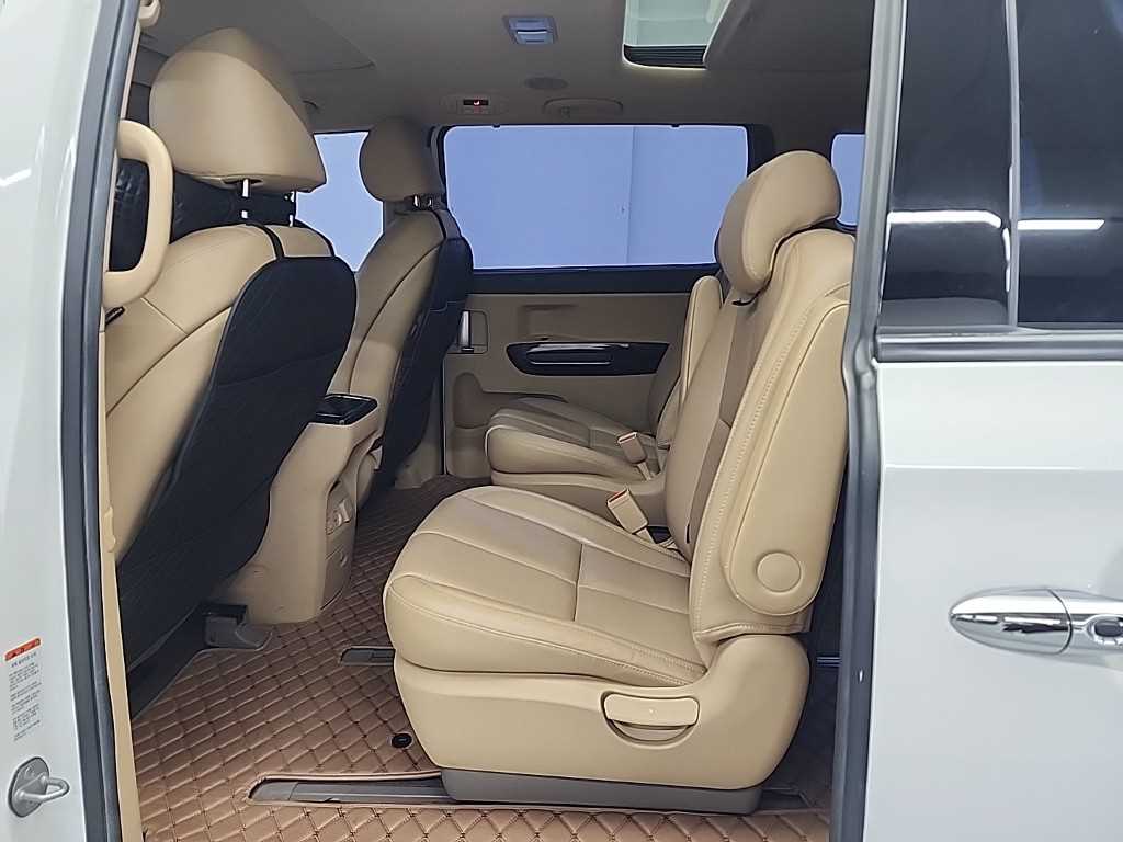 KIA Carnival - Vista 12