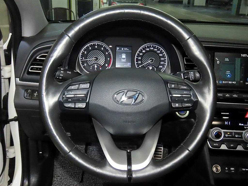 HYUNDAI Avante - Vista 8