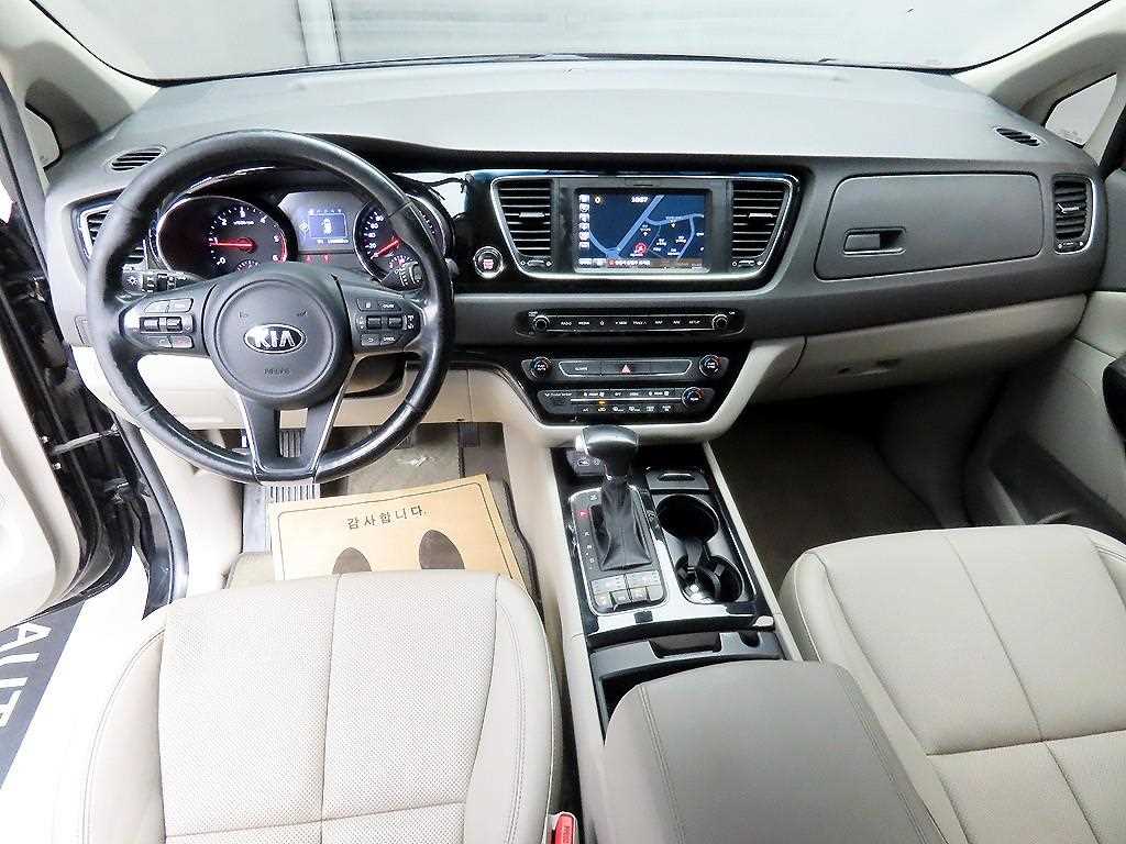 KIA Carnival - Vista 7