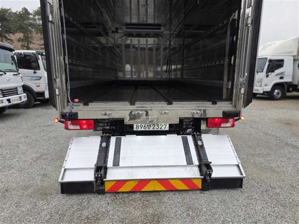 medium and large cargo truck - Vista 9