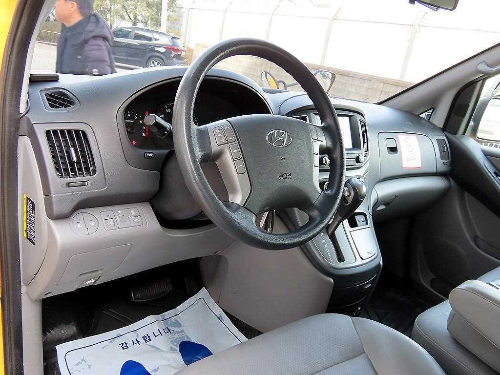 HYUNDAI Starex - Vista 8