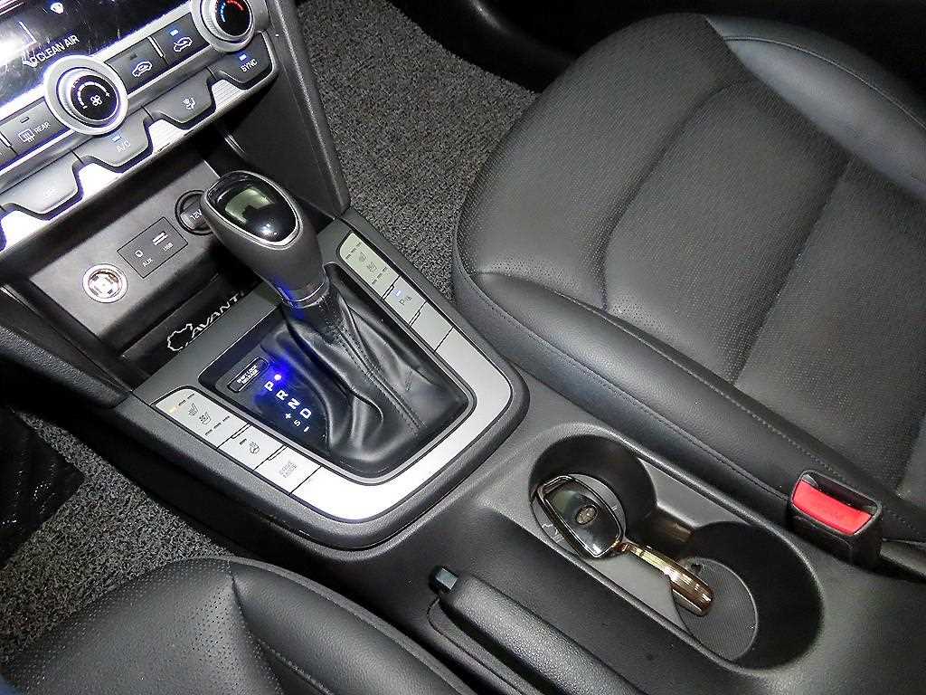 HYUNDAI Avante - Vista 12