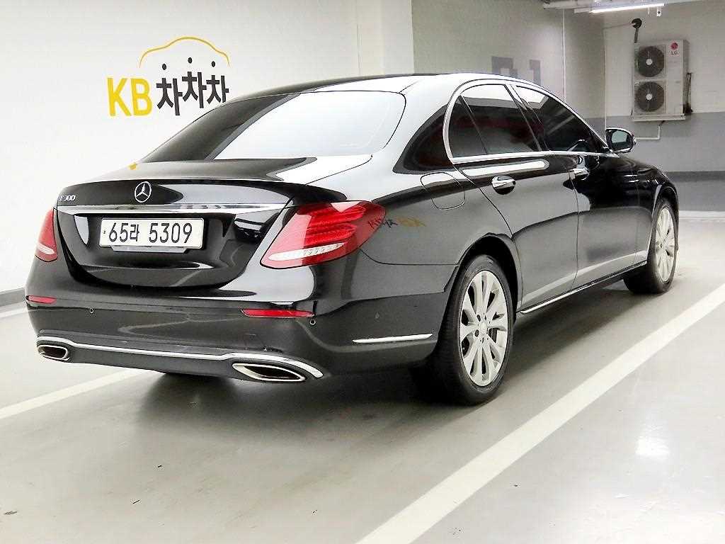 Mercedes Benz E class - Vista 4