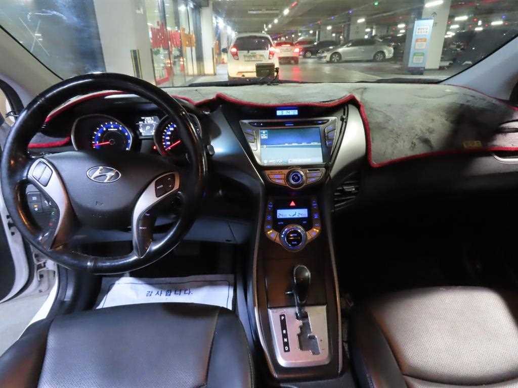 HYUNDAI Avante - Vista 8