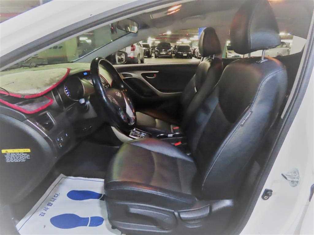 HYUNDAI Avante - Vista 9