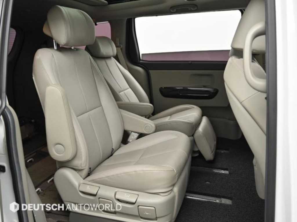 KIA Carnival - Vista 12
