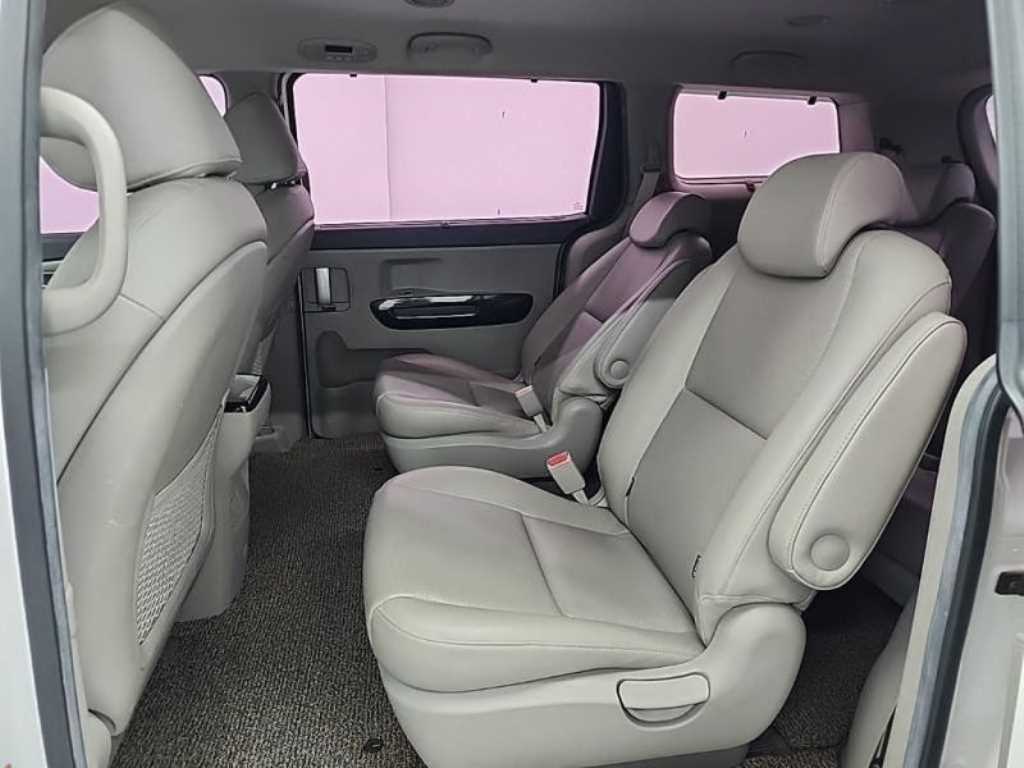 KIA Carnival - Vista 12