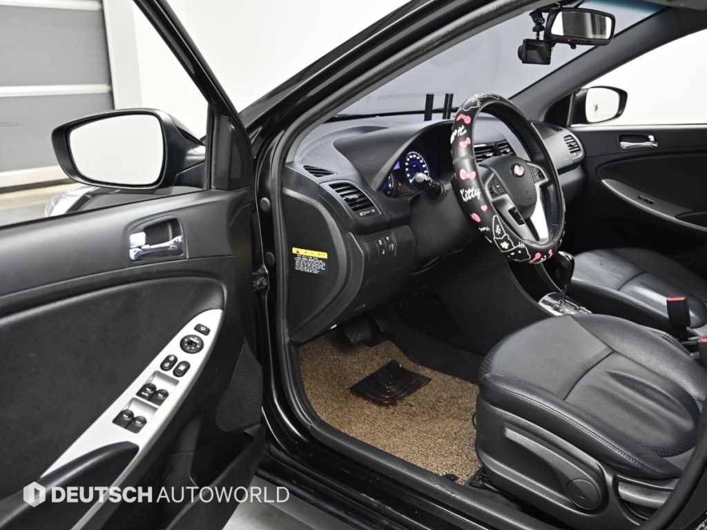 HYUNDAI Accent - Vista 11