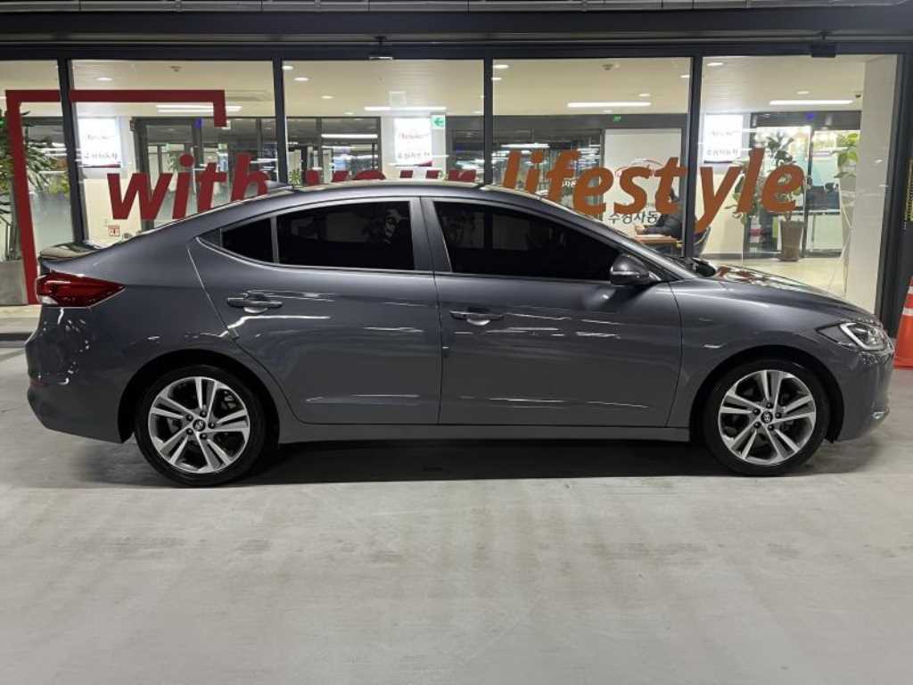 HYUNDAI Avante - Vista 3