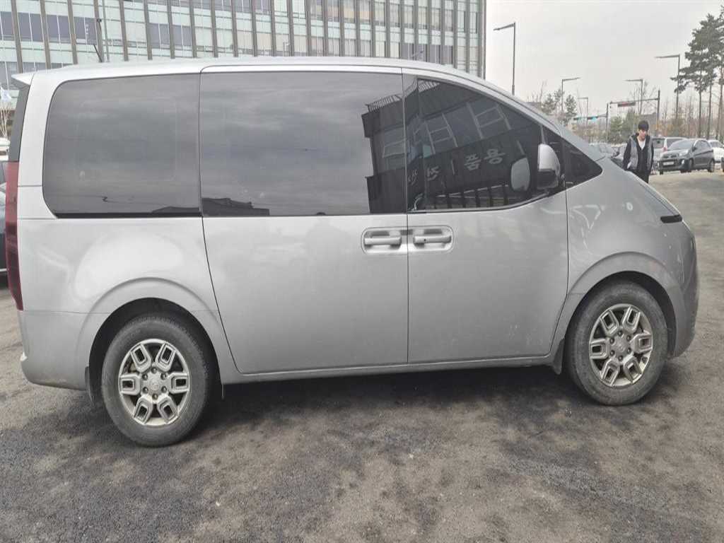 HYUNDAI Staria - Vista 2