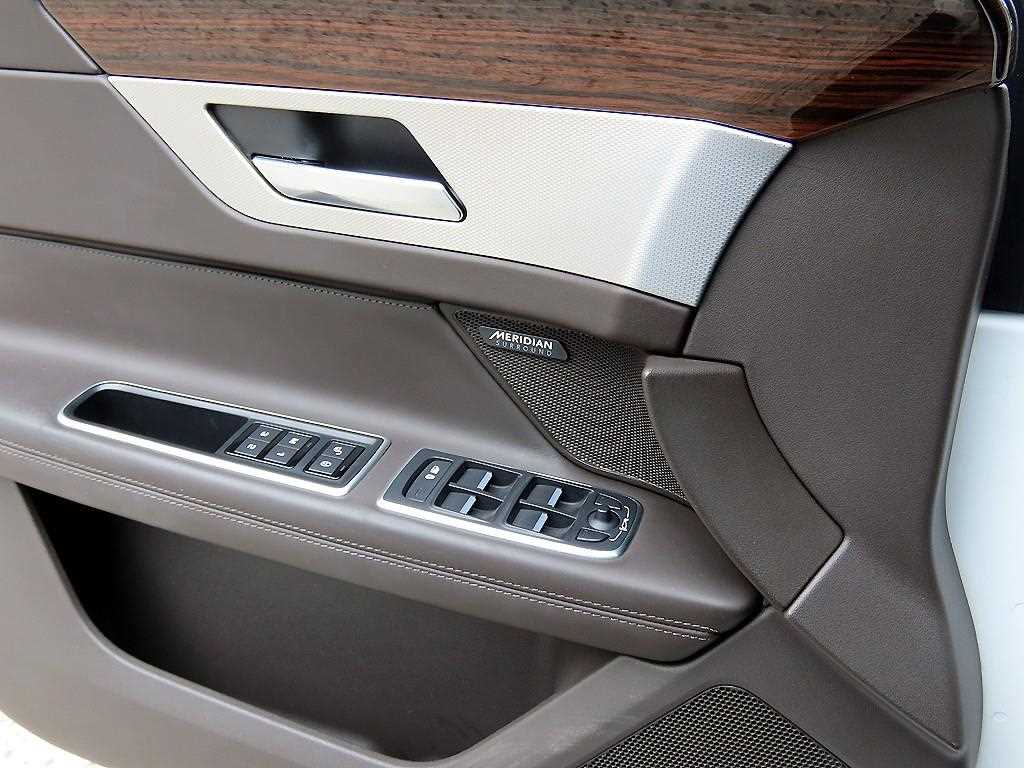 Jaguar XF - Vista 12