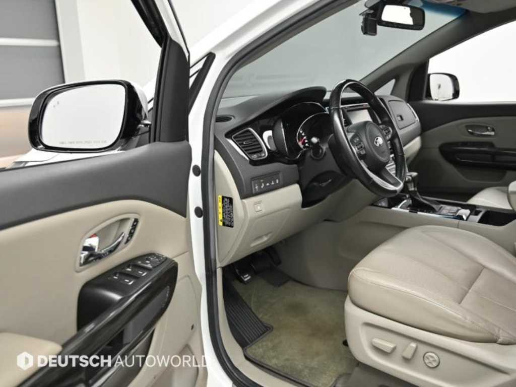 KIA Carnival - Vista 11