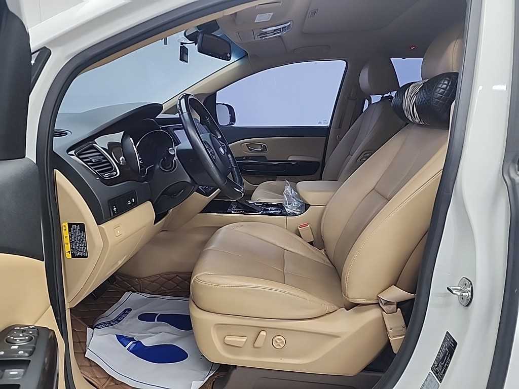 KIA Carnival - Vista 11