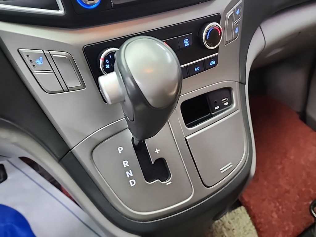 HYUNDAI Starex - Vista 8