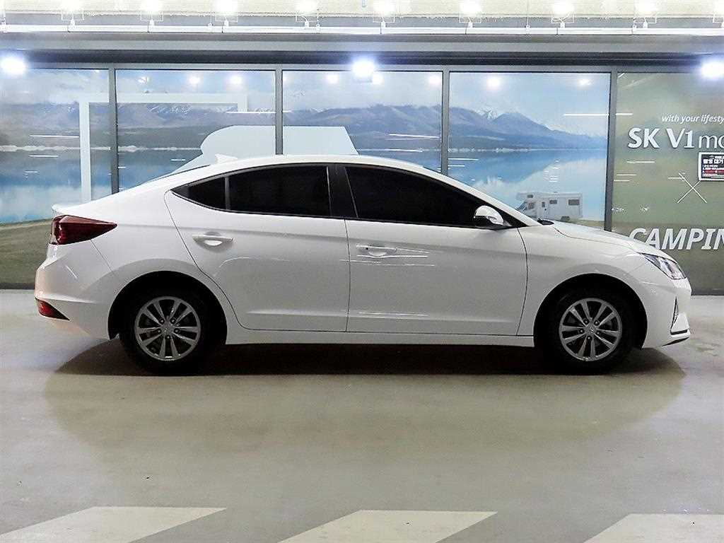HYUNDAI Avante - Vista 3