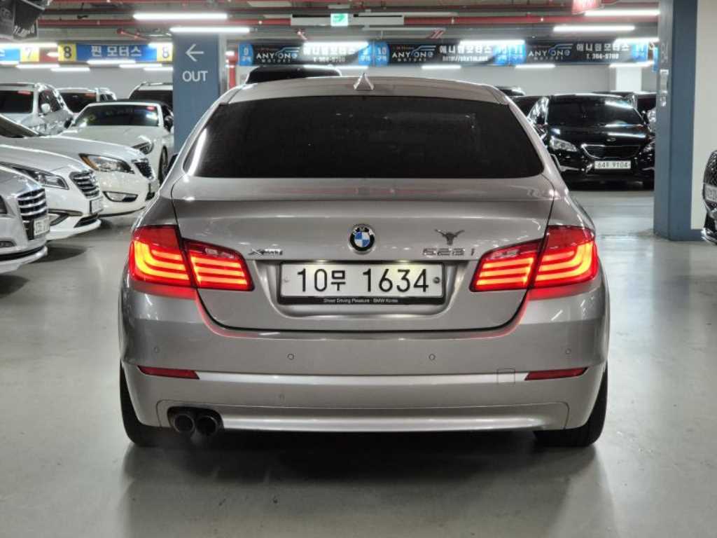 HYUNDAI Genesis - Vista 4