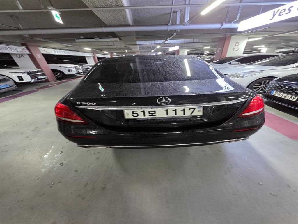 Mercedes Benz E class - Vista 3