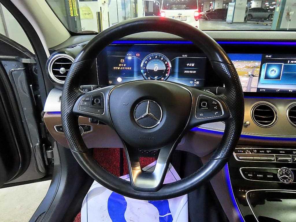 Mercedes Benz E class - Vista 8