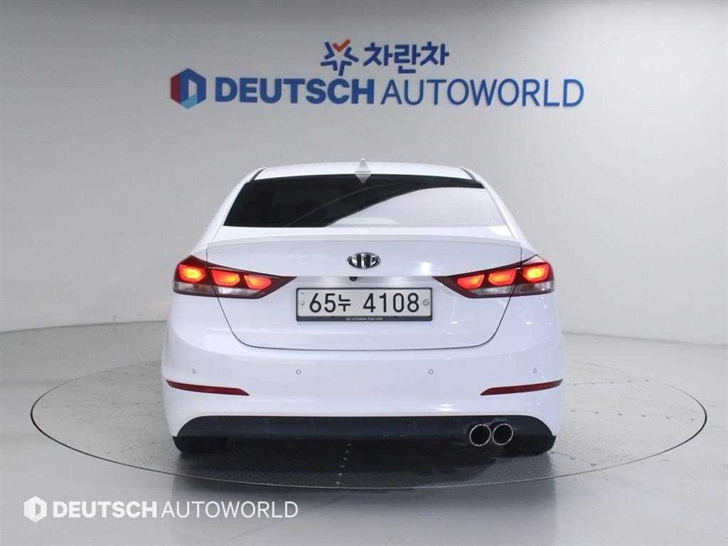 HYUNDAI Avante - Vista 5