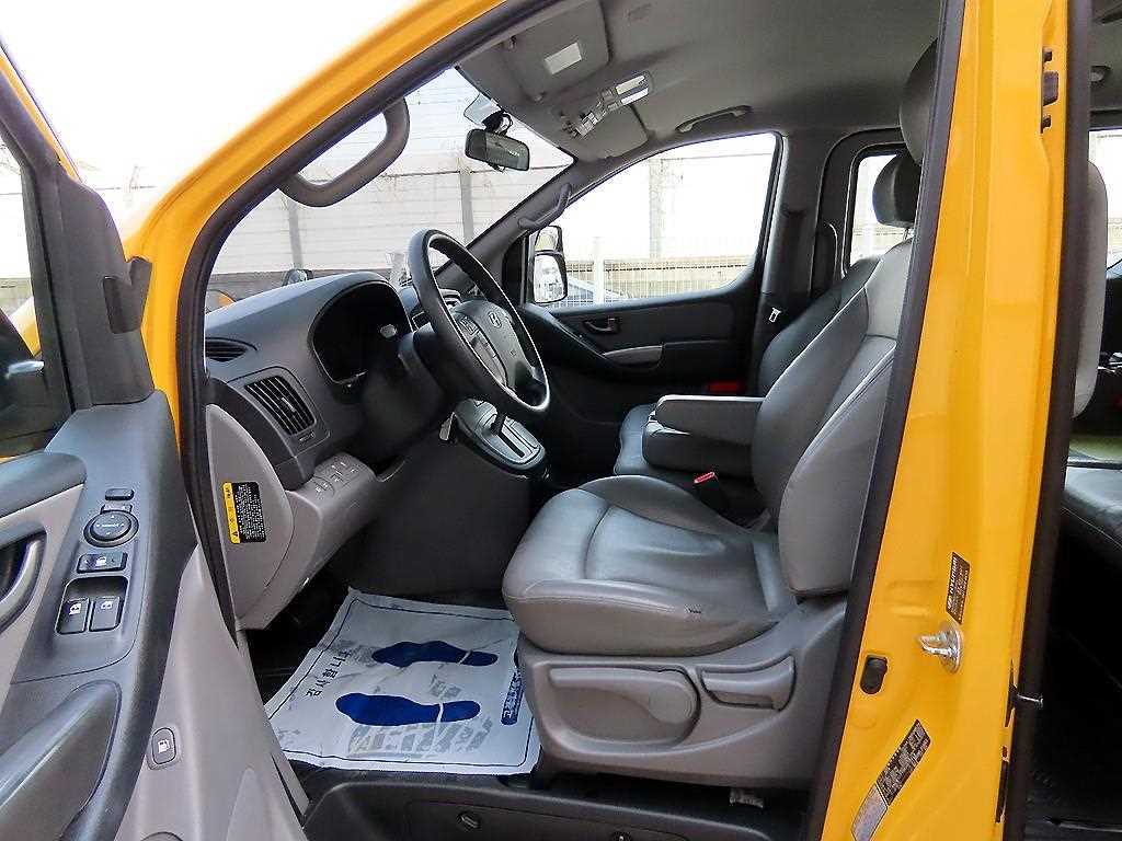 HYUNDAI Starex - Vista 5