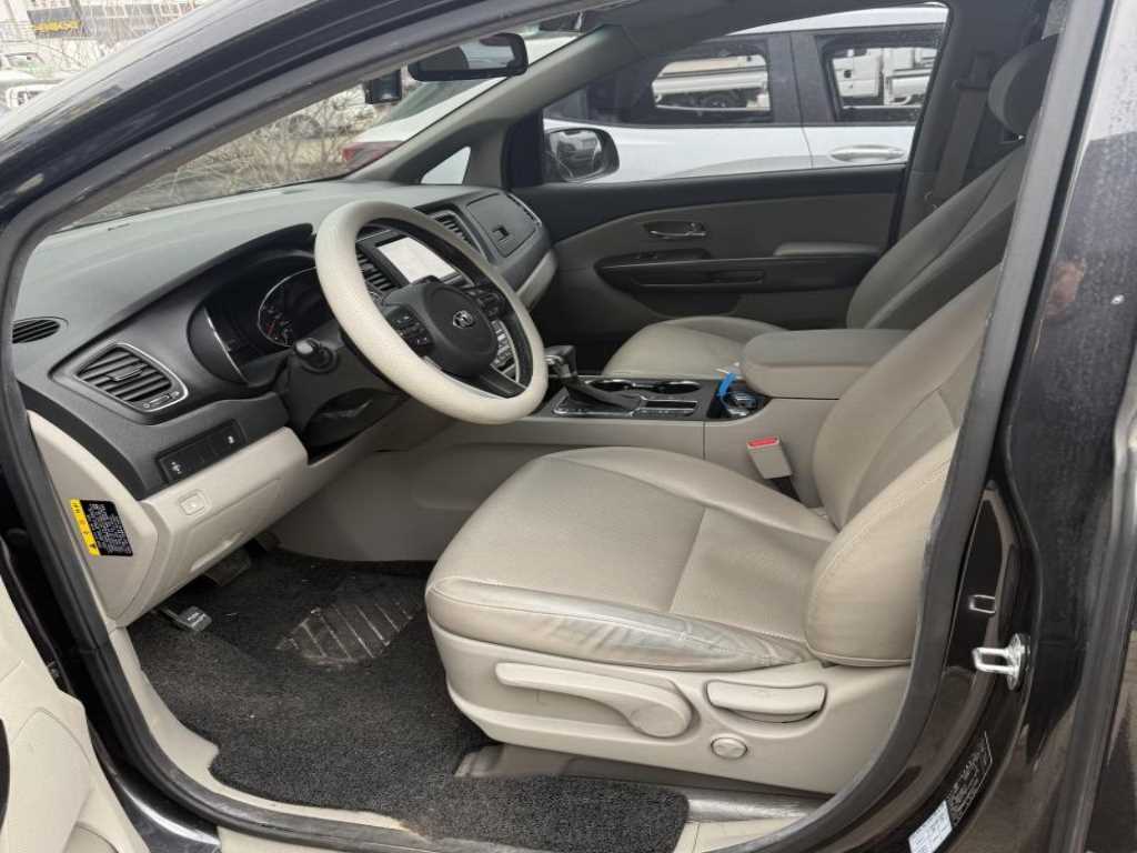 KIA Carnival - Vista 5