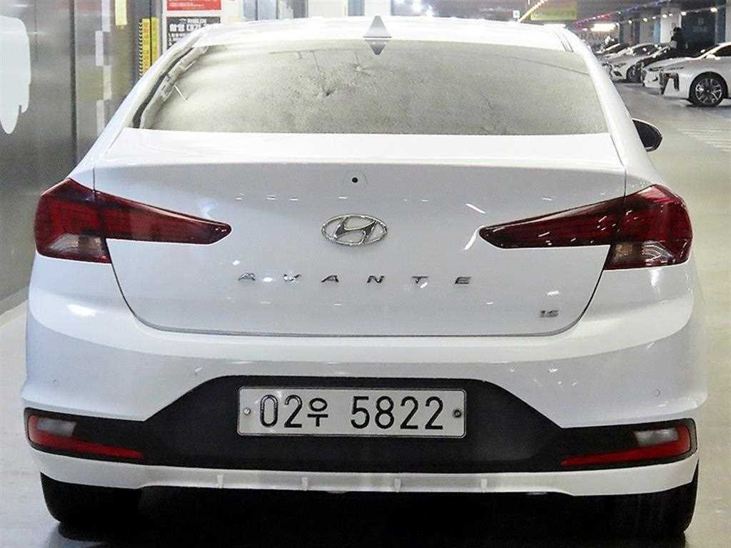 HYUNDAI Avante - Vista 5