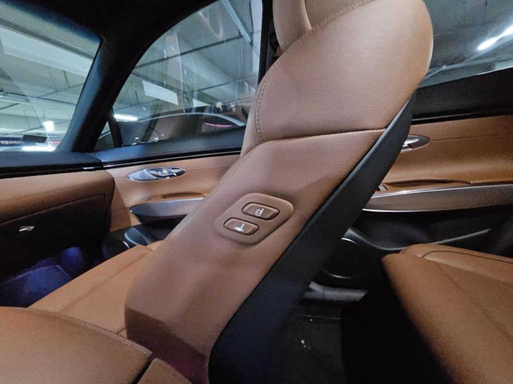 Genesis GV70 - Vista 5