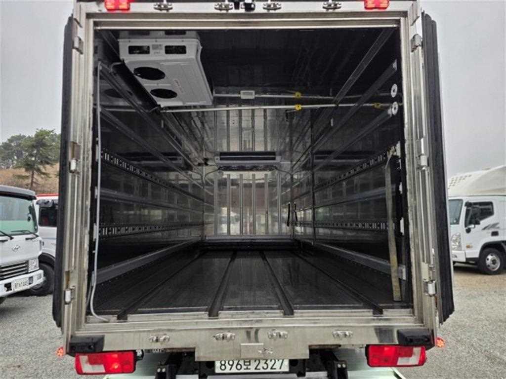 medium and large cargo truck - Vista 11