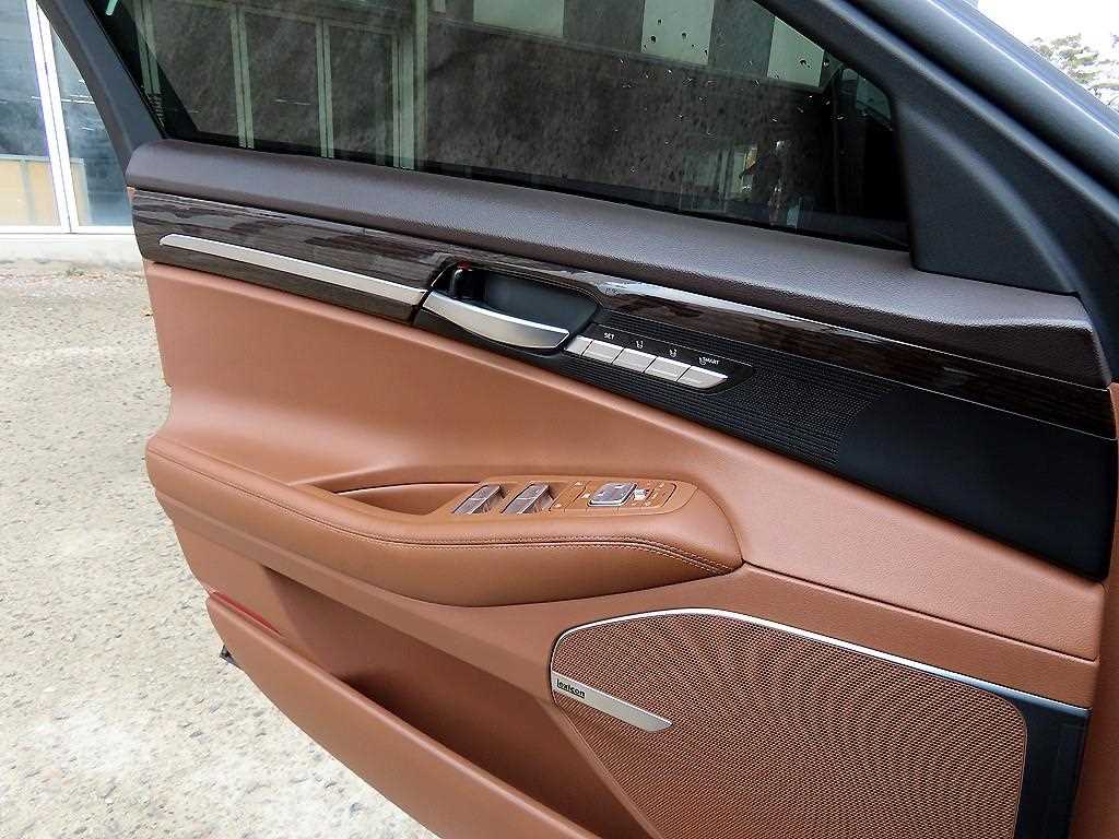 Genesis G90 - Vista 12