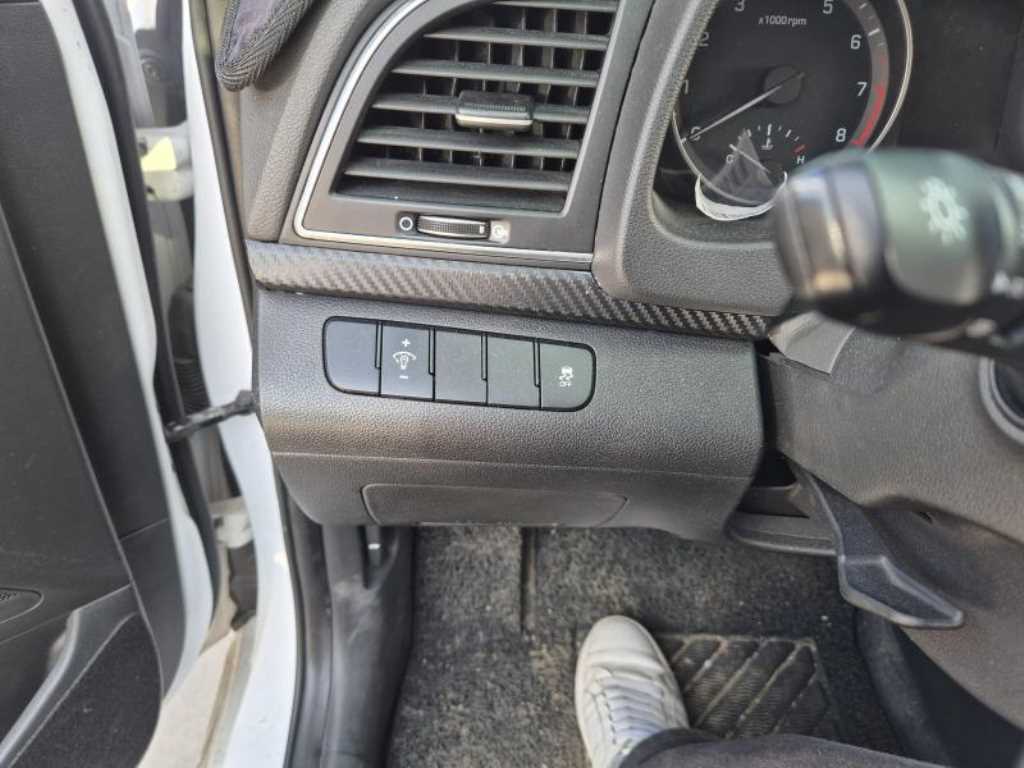 HYUNDAI Avante - Vista 11