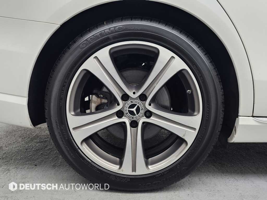 Mercedes Benz E class - Vista 5