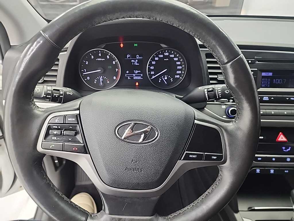 HYUNDAI Avante - Vista 9