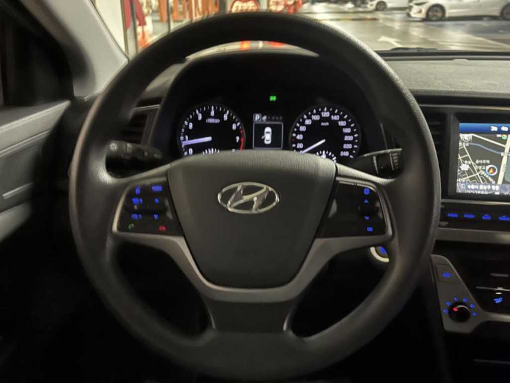 HYUNDAI Avante - Vista 10