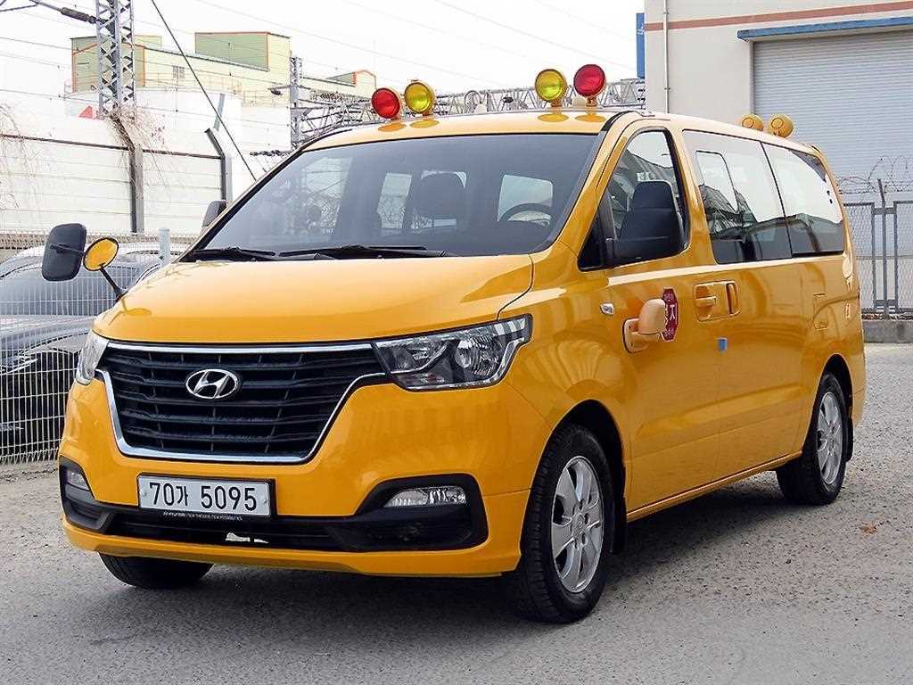 HYUNDAI Starex - Vista 2