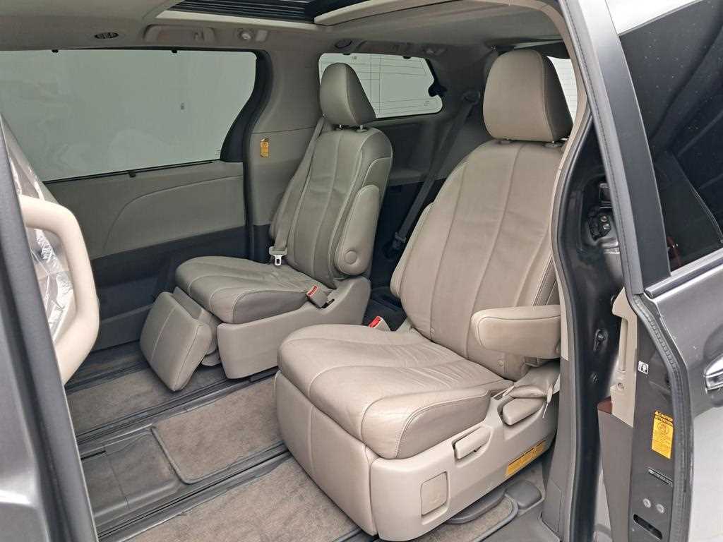 Toyota Siena - Vista 12