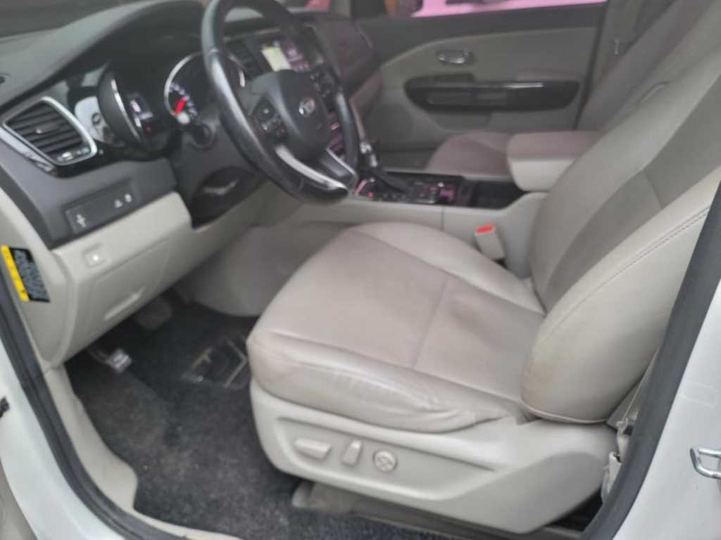 KIA Carnival - Vista 5