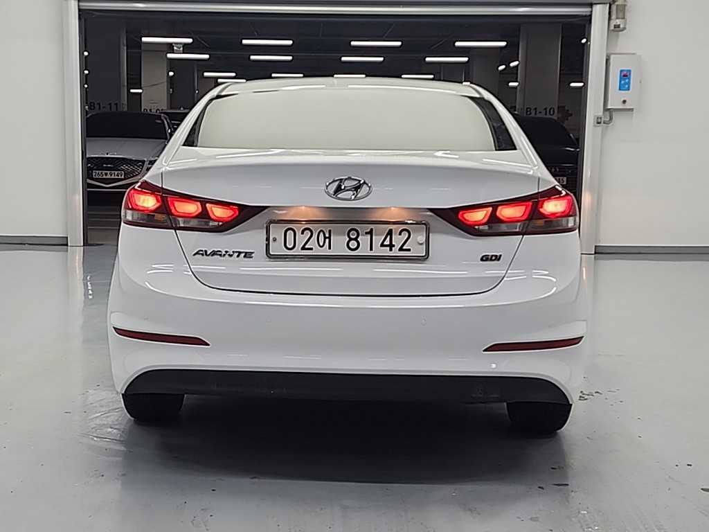 HYUNDAI Avante - Vista 3