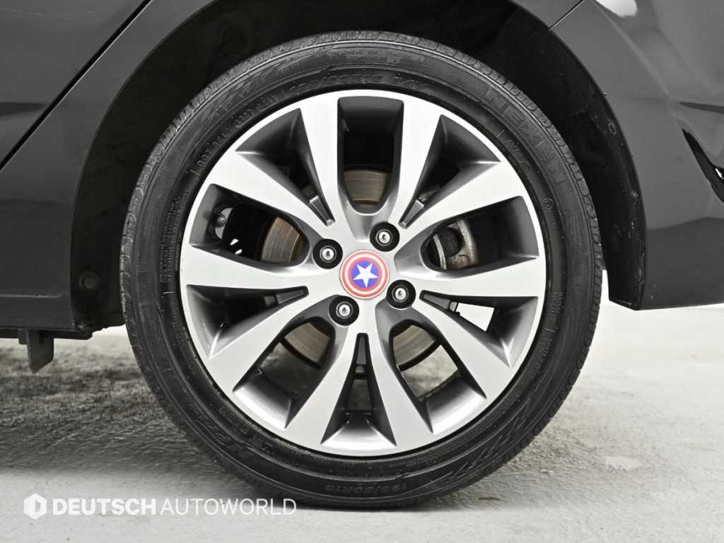 HYUNDAI Accent - Vista 5