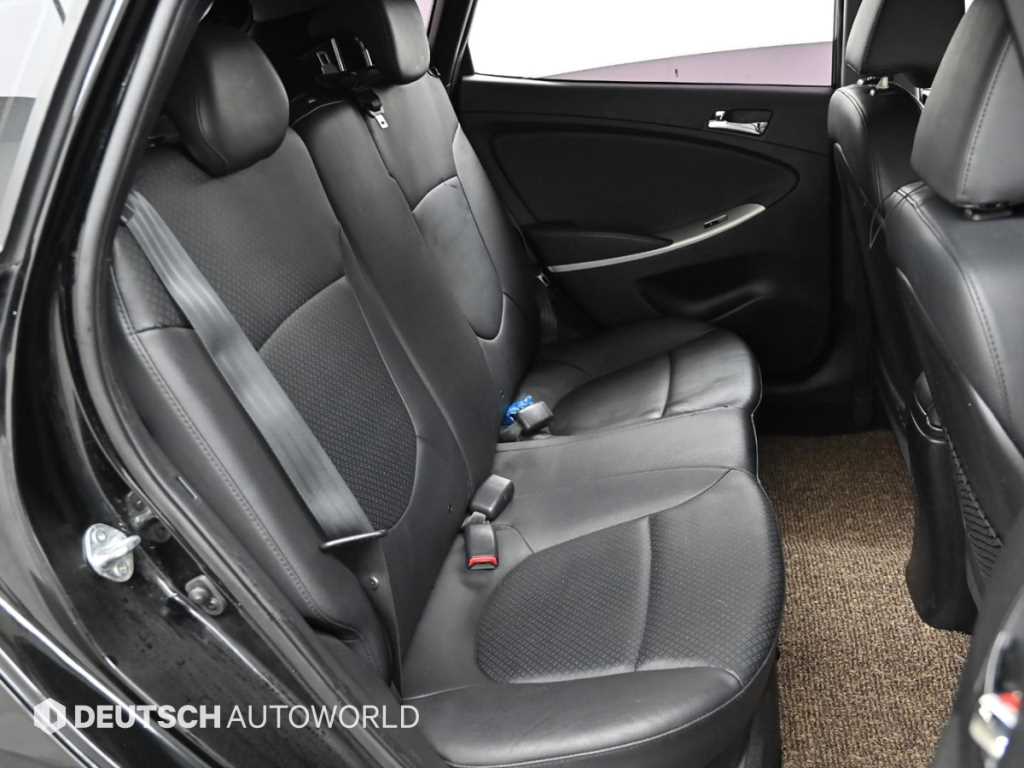 HYUNDAI Accent - Vista 12