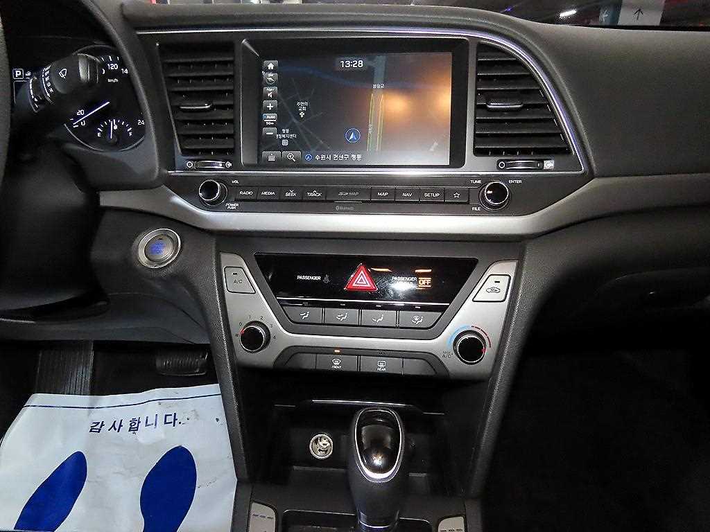 HYUNDAI Avante - Vista 11