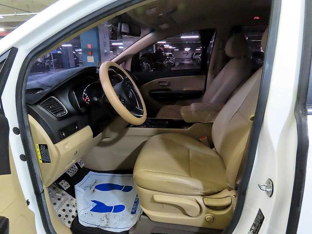 KIA Carnival - Vista 6