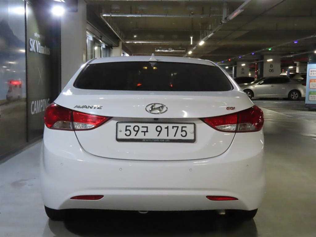 HYUNDAI Avante - Vista 5