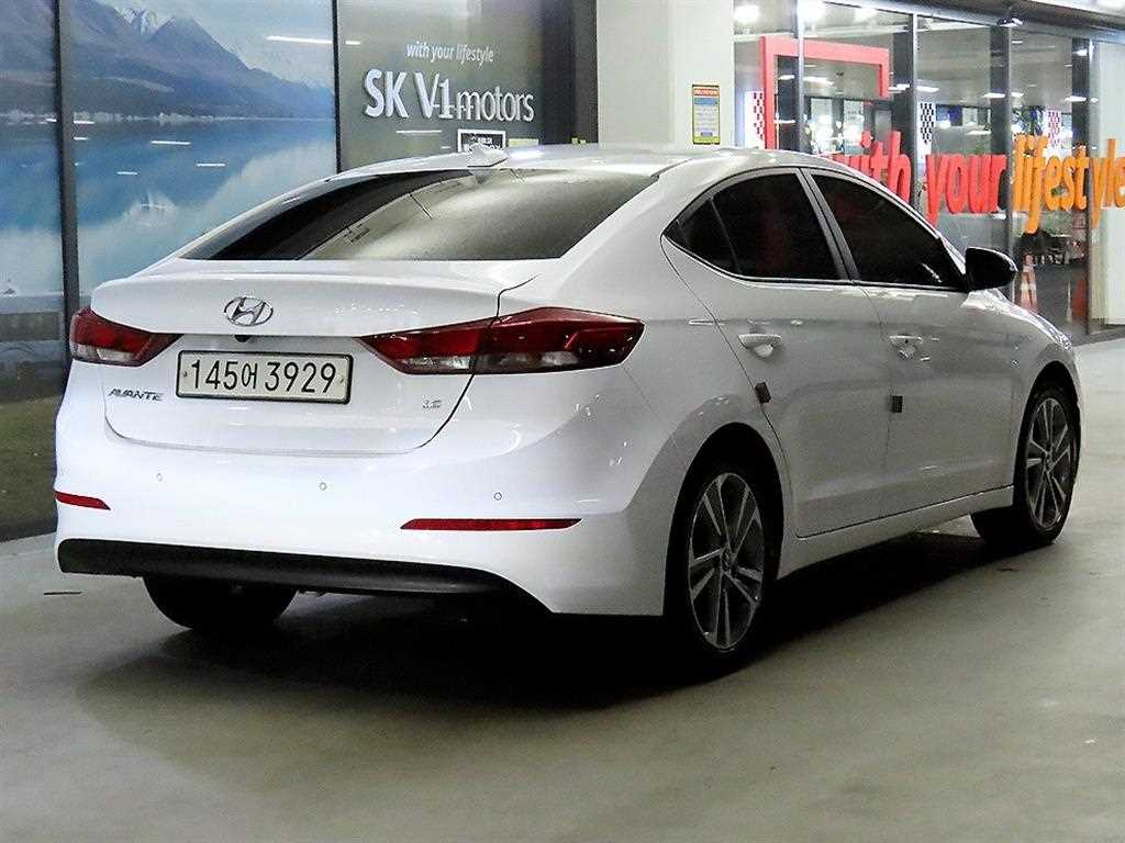 HYUNDAI Avante - Vista 4