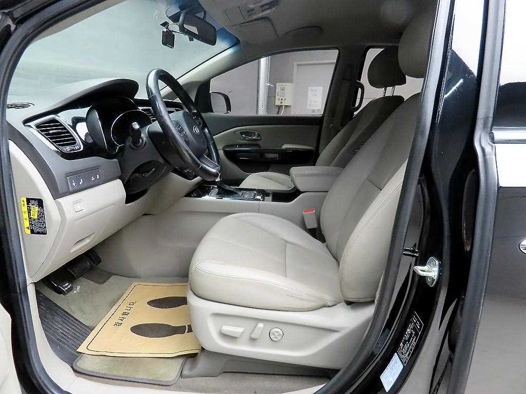 KIA Carnival - Vista 5