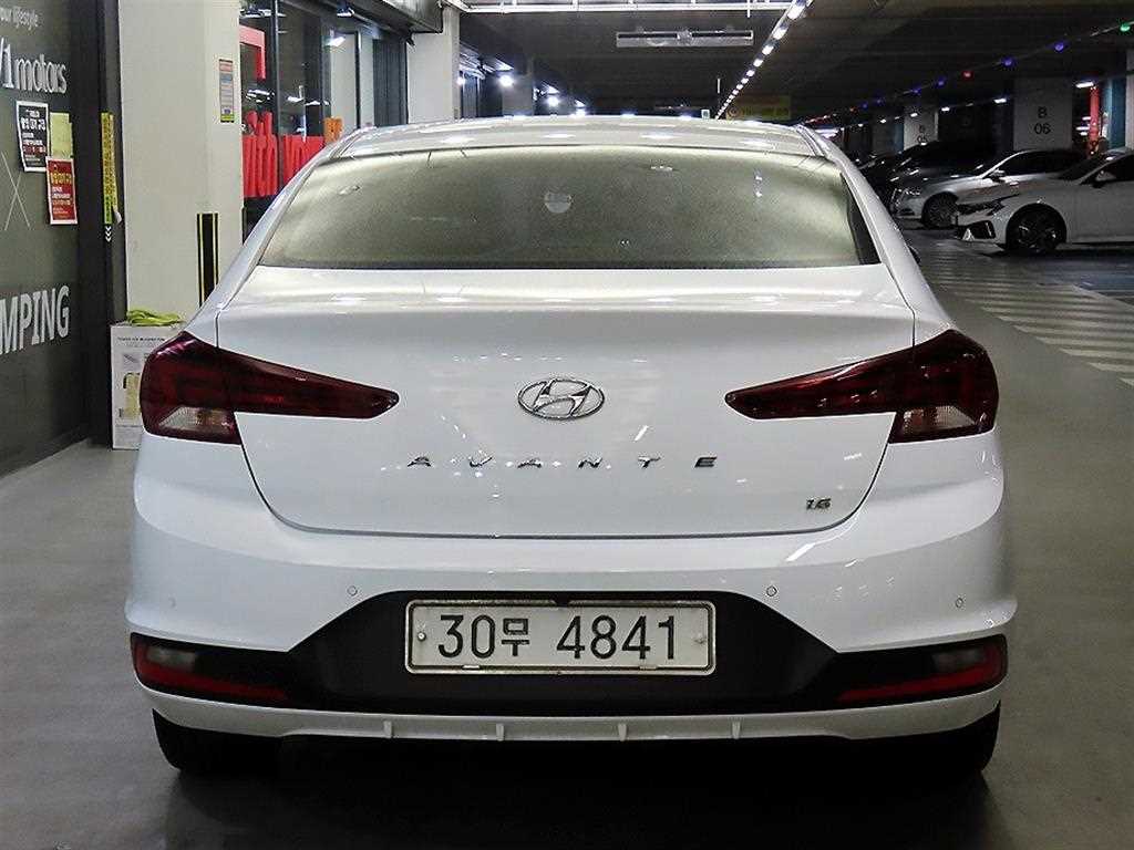 HYUNDAI Avante - Vista 5