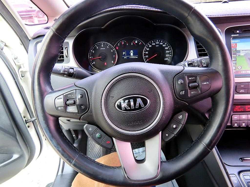 KIA Carens - Vista 8