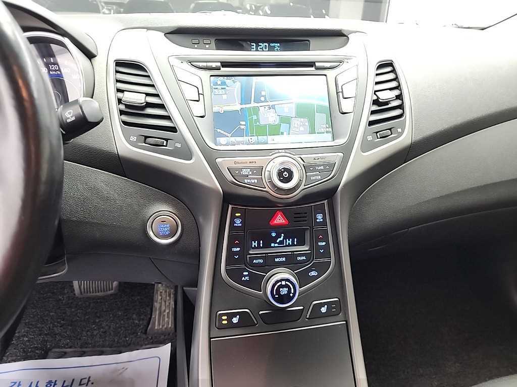 HYUNDAI Avante - Vista 10