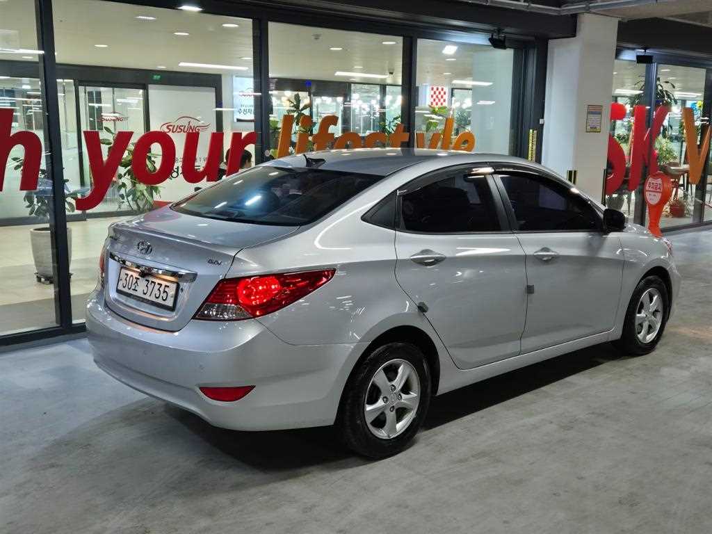 HYUNDAI Accent - Vista 4
