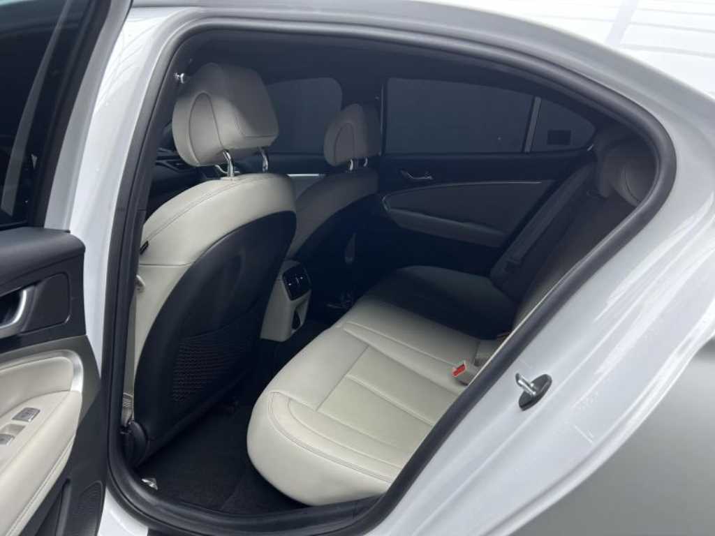 Genesis G70 - Vista 6