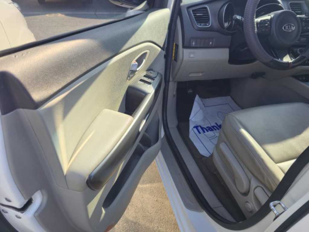 KIA Carnival - Vista 12